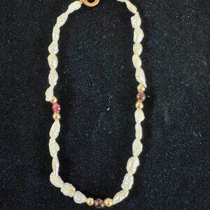 B108 - Pretty faux pearl bracelet featuring textured rice-style pearl beads